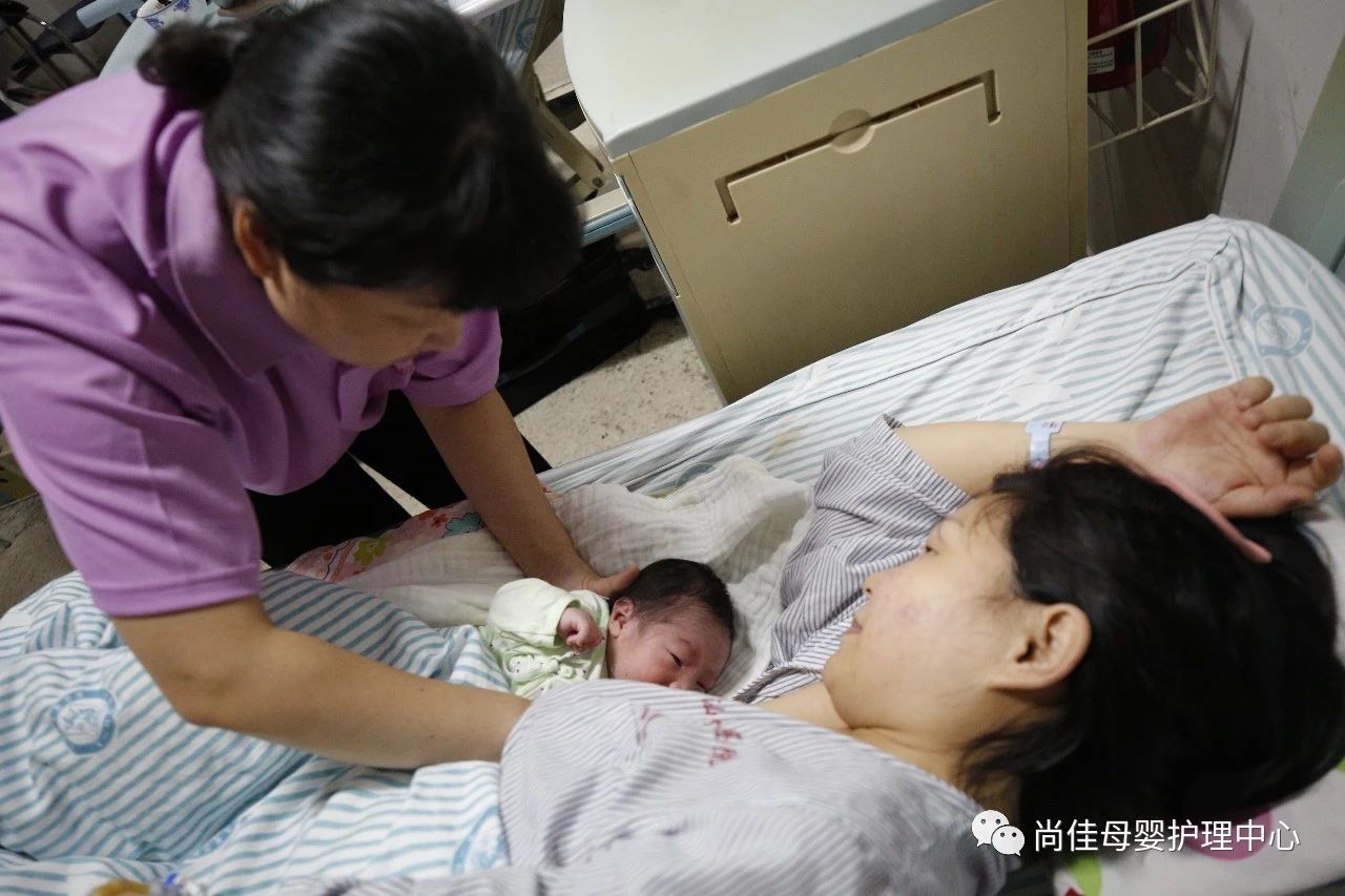 尚佳專(zhuān)業(yè)月嫂丨點(diǎn)擊丨查看哺乳媽媽們必備秘訣