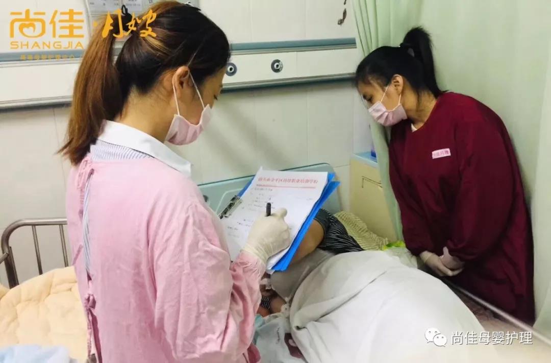 尚佳專(zhuān)業(yè)月嫂丨母乳丨你還認為初乳很臟，要擠掉的嗎？